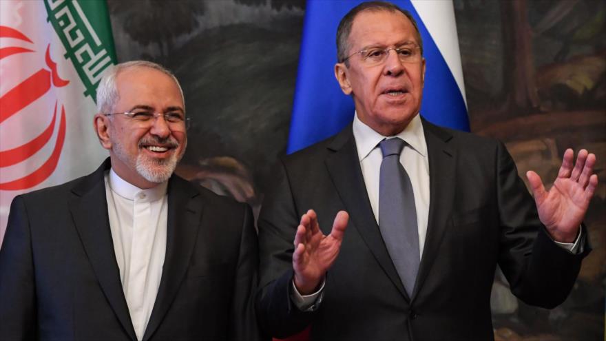 El canciller iraní, Mohamad Yavad Zarif (izda.), y su homólogo ruso, Serguéi Lavrov, en Moscú (capital rusa), 5 de diciembre de 2017.