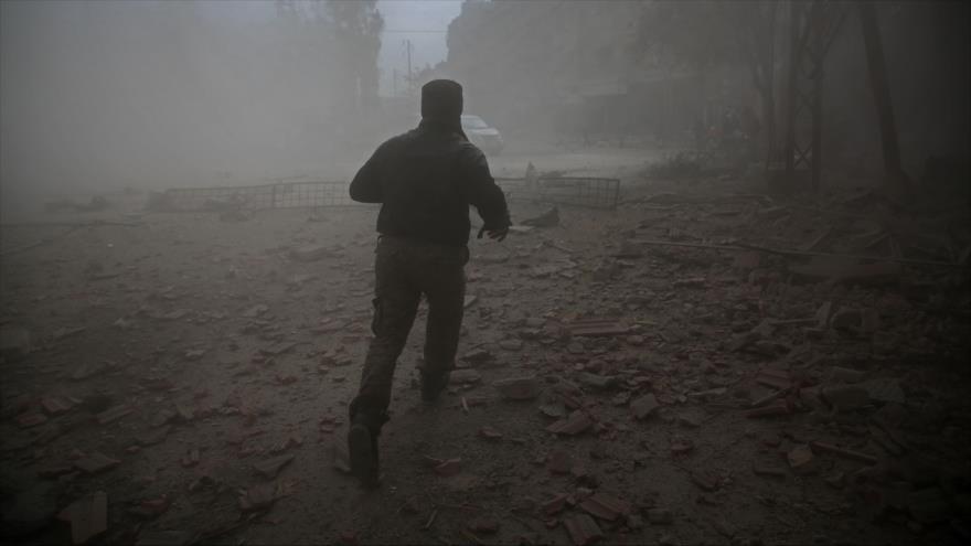Un ciudadano sirio en Kafr Batna, cerca de Damasco, capital siria, 6 de febrero de 2018.