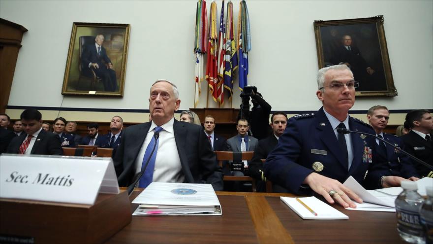 El secretario de Defensa de EE.UU., James Mattis (izda.), ante el Comité de Servicios Armados de la Cámara de Representantes, 6 de febrero de 2018.