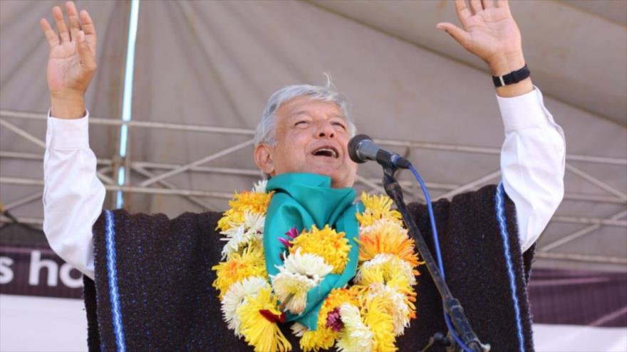 El precandidato presidencial mexicano Andrés Manuel López Obrador en un mitin en Zoquitlán, estado de Puebla, 4 de febrero de 2018.