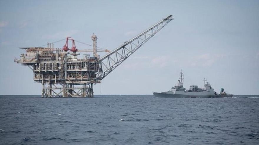 Un buque israelí protege una plataforma de extracción de gas natural frente a la costa de los territorios palestinos ocupados por Israel.