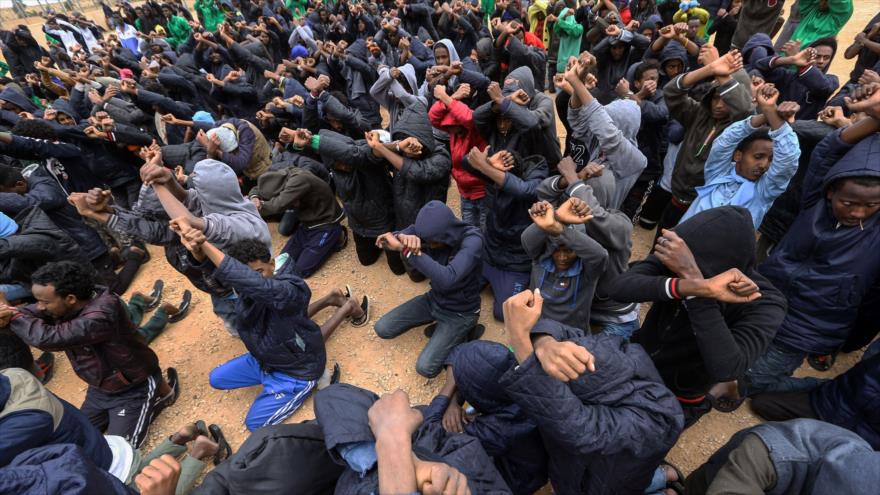 Migrantes africanos protestan contra su detención en un centro libio y exigen ser enviados a Europa, 2 de febrero de 2018.