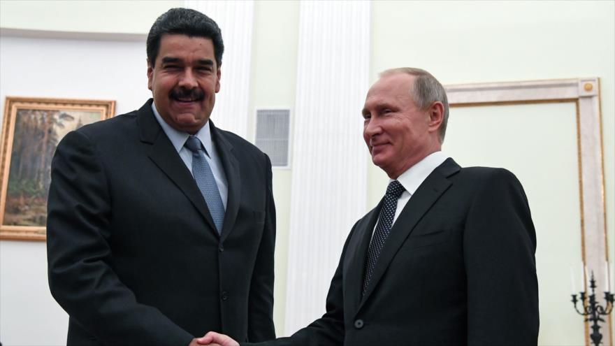 El presidente de Rusia, Vladimir Putin, (dcha.) se reúne con su homólogo venezolano, Nicolás Maduro, 4 de octubre de 2017.