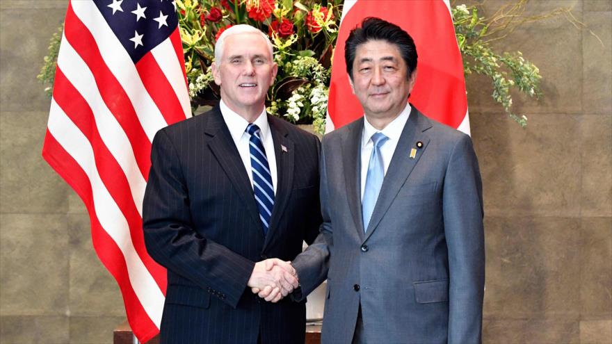El vicepresidente estadounidense Mike Pence (izda.) estrecha la mano del primer ministro japonés, Shinzo Abe, Tokio, 7 de febrero de 2018.