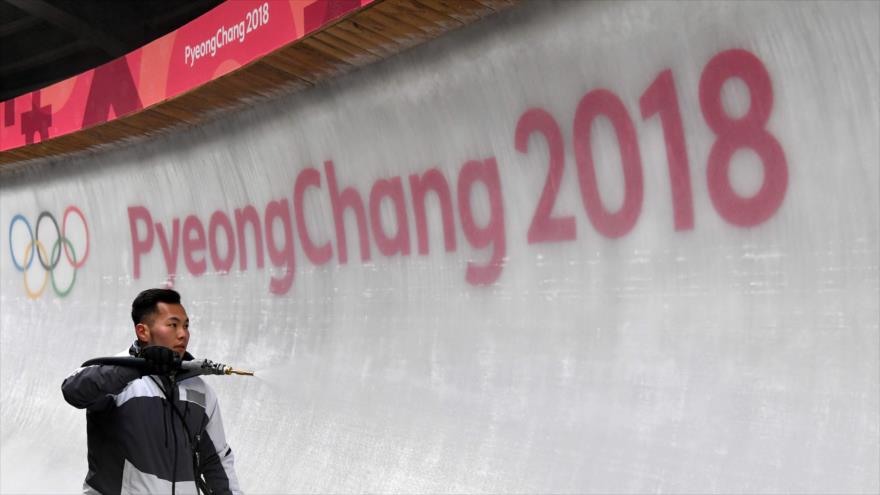 Un obrero surcoreano prepara una instalación deportiva para los Juegos Olímpicos de Pyeongchang 2018, Corea del Sur, 7 de febrero de 2018.