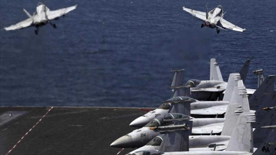 Aviones de guerra F-18 despegan de un portaaviones de EE.UU. para realizar ataques aéreos en Siria.