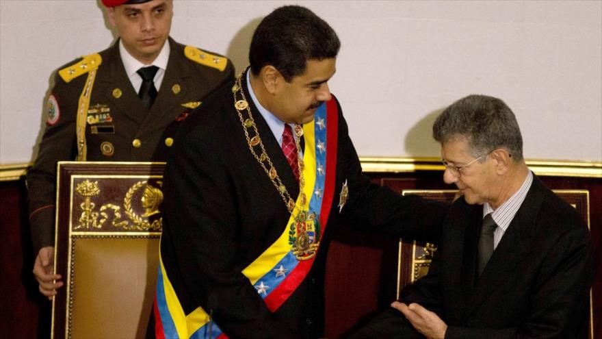 El presidente de Venezuela, Nicolás Maduro (izqda.), y el expresidente de la Asamblea Nacional (AN) Henry Ramos Allup.