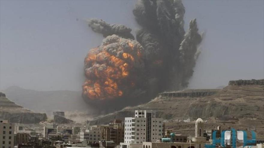 La coalición saudí lanza bombas de racimo contra Saná, capital de Yemen.