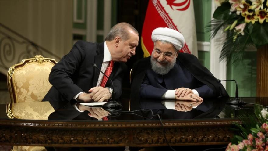 El presidente de Irán, Hasan Rohani (dcha.), y su par turco, Recep Tayyip Erdogan, en Teherán, capital iraní, 4 de octubre de 2017.