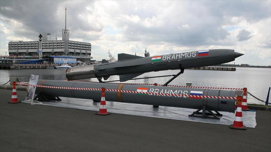 Una exhibición del misil supersónico de crucero del BrahMos-Aeroespacial, de fabricación ruso-india.