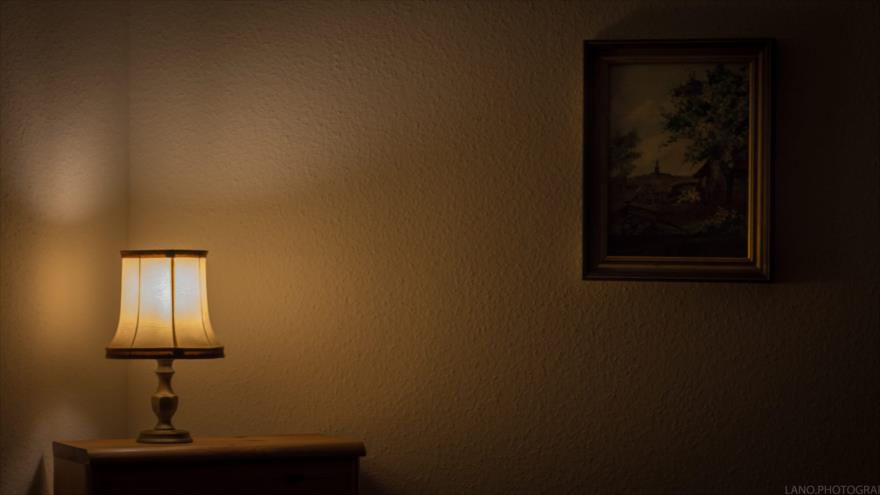 Estudio revela: Pasar mucho tiempo bajo luz tenue nos hace tontos