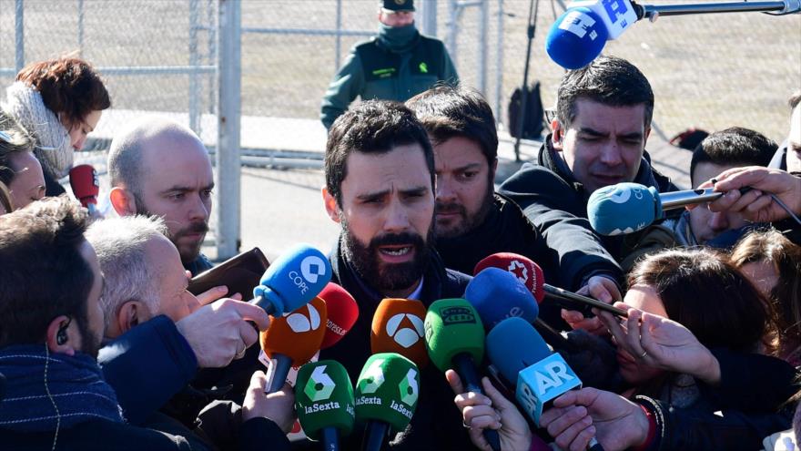 El presidente del Parlamento catalán, Roger Torrent, habla a la prensa frente a la cárcel de Estremera, 8 de febrero de 2018.