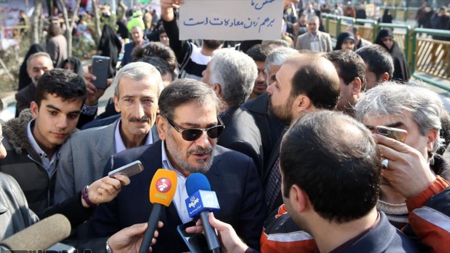 El secretario del Consejo Supremo de Seguridad Nacional de Irán, Ali Shamjani, habla con la prensa en la marcha del 11 de febrero de 2018.