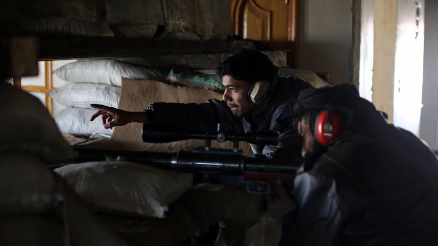 Miembros armados de la oposición siria en el suburbio de Harasta, ubicado al este de Damasco (capital de Siria), 21 de febrero de 2017.