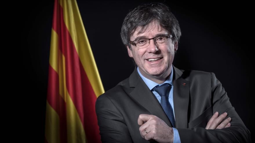 El expresidente catalán Carles Puigdemont posa frente a una bandera catalana durante una sesión de fotos en Bruselas, 7 de febrero de 2018.