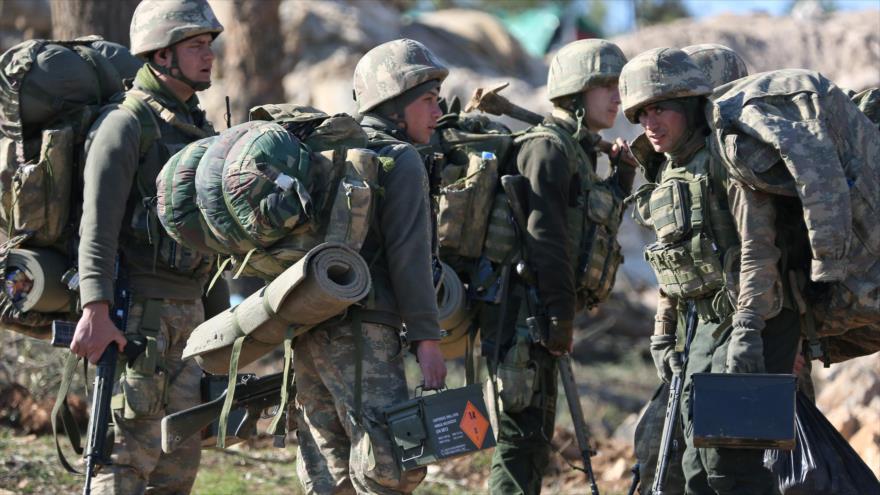 Soldados turcos en el norte de la ciudad siria de Azaz, cerca de la frontera con Turquía, 29 de enero de 2018.