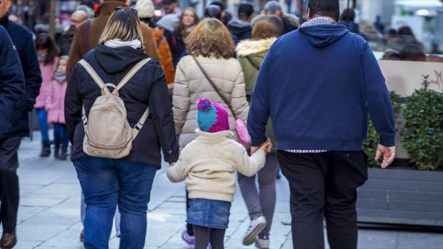 Una familia pasea por el centro de Madrid, capital de España,10 de febrero de 2018.