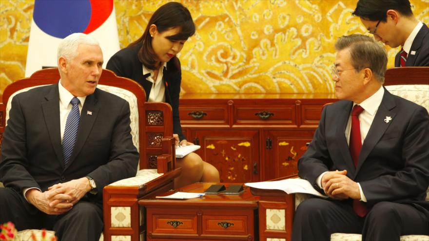 El vicepresidente de EE.UU. Mike Pence (izda.) habla con el presidente de Corea del Sur Moon Jae-in (dcha) en Seúl, 8 de febrero de 2018.