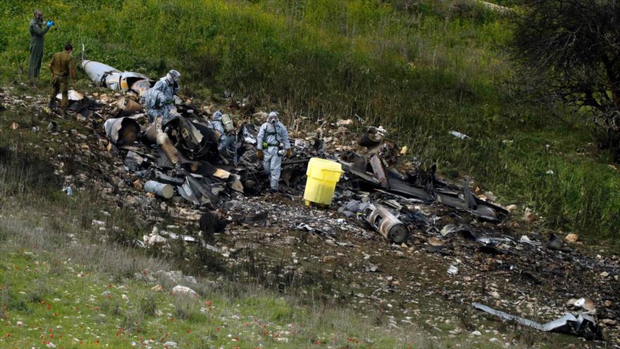 Restos de un avión de combate F-16 israelí, derribado en el norte de los territorios ocupados palestinos, 10 de febrero de 2018.