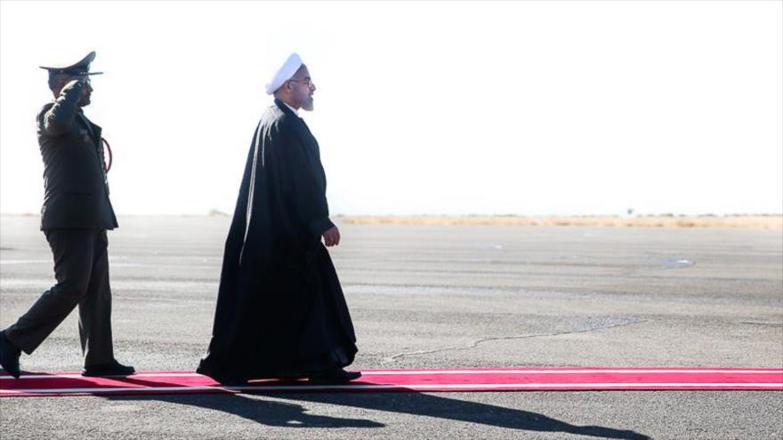 El presidente iraní, Hasan Rohani, en el aeropuerto de la provincia de Zanyán, Irán.