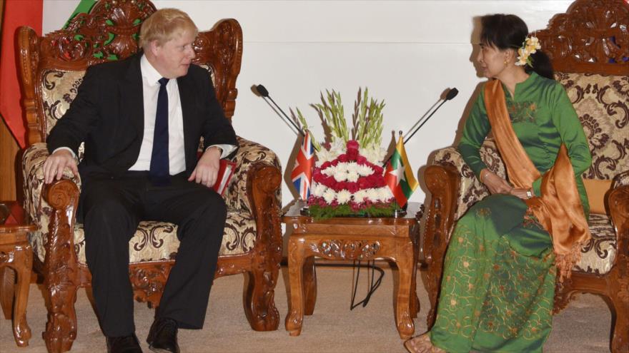 El canciller británico, Boris Johnson, y la líde de facto de Myanmar, Aung San Suu Kyi, en una reunión, 11 de febrero de 2018.