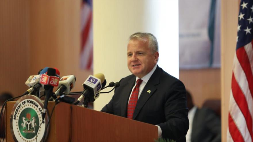 El vicesecretario estadounidense de Estado , John Sullivan, habla durante una rueda de prensa, en Washington, la capital.