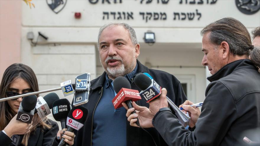 El ministro israelí de asuntos militares, Avigdor Lieberman (centro.), habla con los medios en una base del ejército cerca de Gaza, 19 de diciembre de 2017.