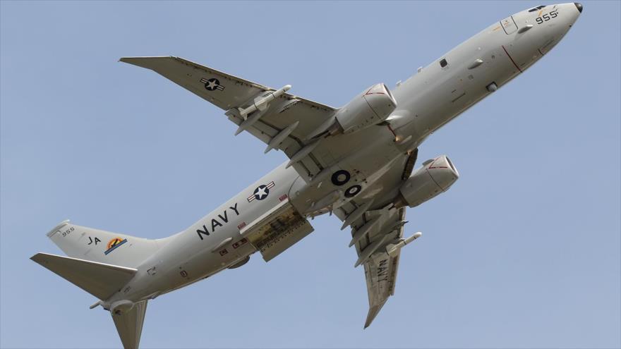 Un avión de reconocimiento Boeing P-8A Poseidon de la Armada de Estados Unidos en pleno vuelo.