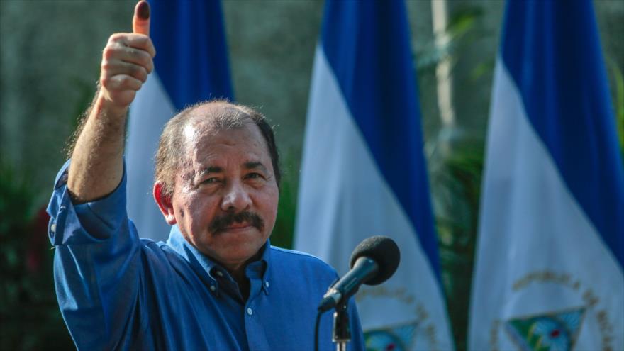 El presidente de Nicaragua, Daniel Ortega, habla con sus partidarios tras ejercer su derecho al voto en las elecciones municipales, 5 de noviembre de 2017.