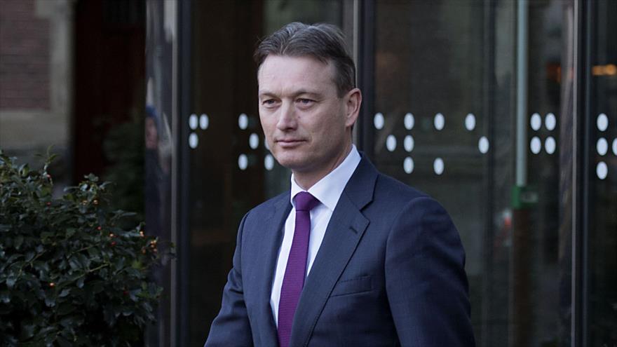 El ministro de Asuntos Exteriores de Holanda, Halbe Zijlstra, abandona el Parlamento holandés tras su dimisión, 13 de febrero de 2018.