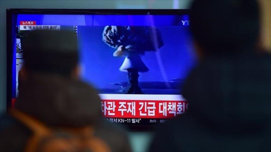 Surcoreanos en Seúl ven un informativo en el que se habla del anuncio de Corea del Norte de su primera prueba de una bomba de hidrógeno en 2016.