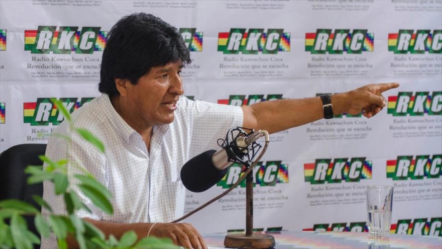El presidente de Bolivia, Evo Morales, durante la emisión de su programa radial ‘Caminando Junto al Pueblo’, 13 de febrero de 2018.