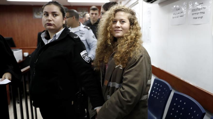 La adolescente palestina Ahed Tamimi (dcha.) comparece ante un tribunal militar israelí en Betunia, Cisjordania, 13 de febrero de 2018.