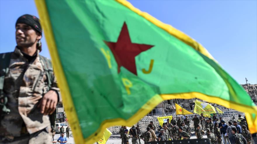Los milicianos de las Unidades de ‎Protección Popular (YPG, en kurdo), se reúnen en la plaza de Al-Naim en Al-Raqa, Siria, 17 de octubre de 2017.