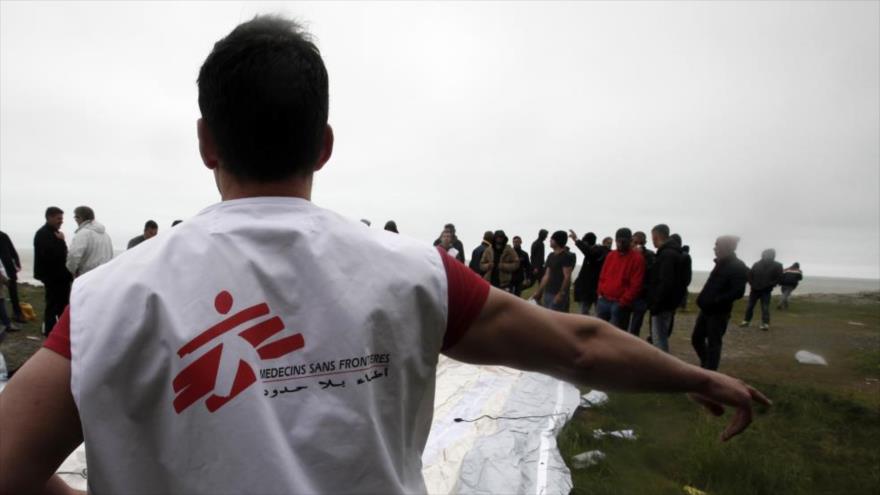 Un voluntario de Médicos Sin Fronteras (MSF) dirigiéndose a un grupo de personas.