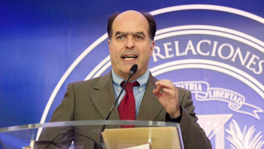 El diputado de la oposición venezolana Julio Borges brinda una conferencia de prensa en Santo Domingo, República Dominicana, 7 de febrero de 2018.