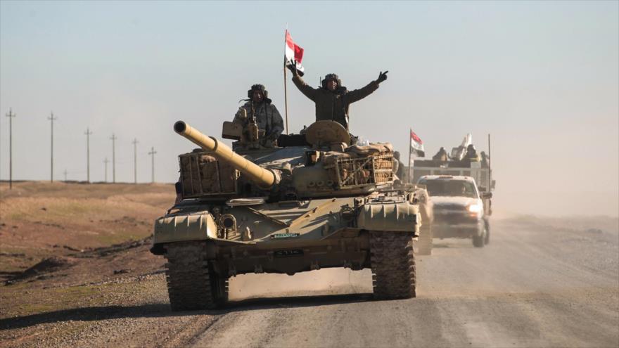Las fuerzas iraquíes, apoyadas por las Unidades de Movilización Popular (Al-Hashad Al-Shabi), avanzan hacia un pueblo en el sur de Mosul.