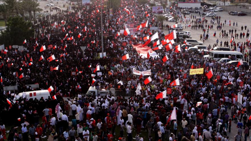 Los bahreiníes protestan contra el régimen de Al Jalifa en la ciudad de Manama, la capital.