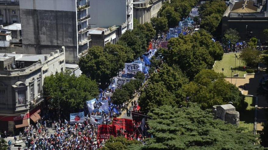 40.000 argentinos marchan por masivos despidos del Gobierno