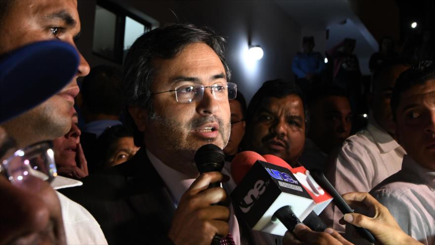 Juan Jiménez, exjefe de Misión de Apoyo Contra la Corrupción e Impunidad en Honduras (MACCIH), habla con partidarios de oposición, 3 de febrero de 2018.