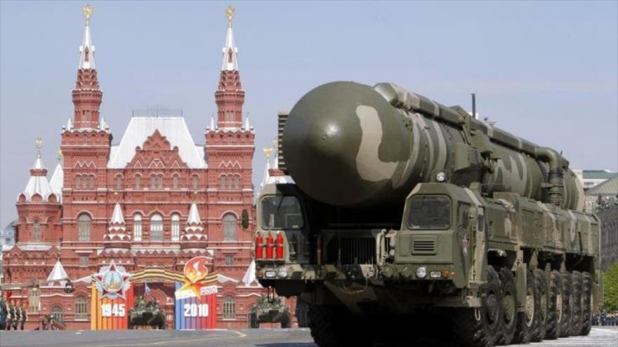 Un sistema de porta misiles de fabricación rusa en la emblemática Plaza Roja de Moscú, situada en la capital de Rusia.