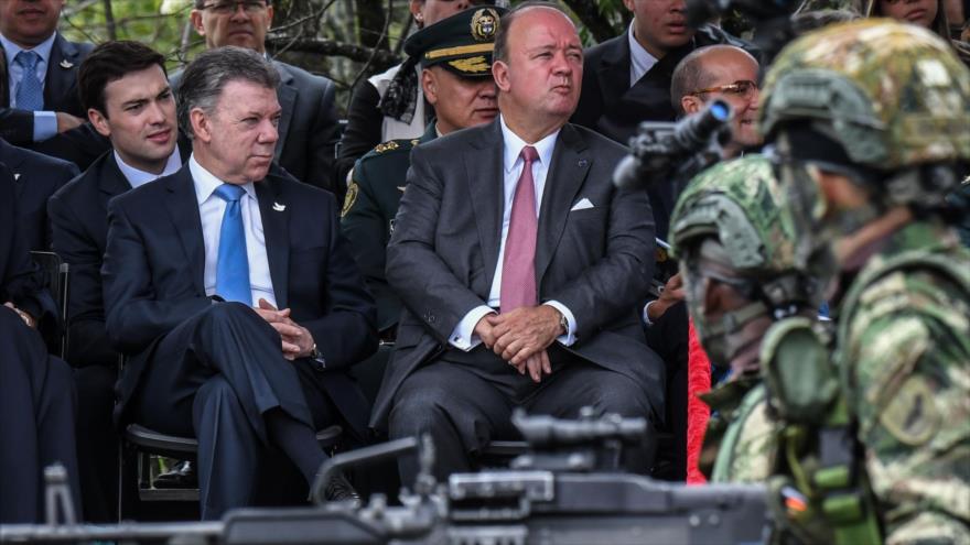 Presidente de Colombia, Juan Manuel Santos (izda.) y su ministro de Defensa, Luis Carlos Villegas, asisten a un desfile militar, 20 de julio de 2017. 