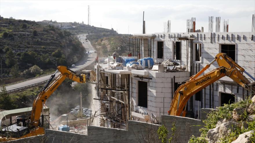 Fuerzas israelíes demuelen edificios de los palestinos en la ocupada Cisjordania, 14 de febrero de 2018.