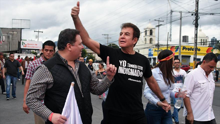 El excandidato presidencial hondureño Salvador Nasralla (centro) en una protesta en Tegucigalpa (capital), 3 de febrero de 2018.