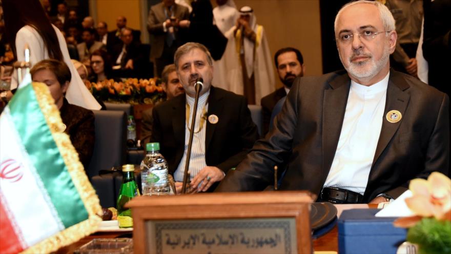 El canciller de Irán, Mohamad Yavad Zarif, asiste a una conferencia internacional sobre la reconstrucción de Irak en Kuwait, 14 de febrero de 2018.
