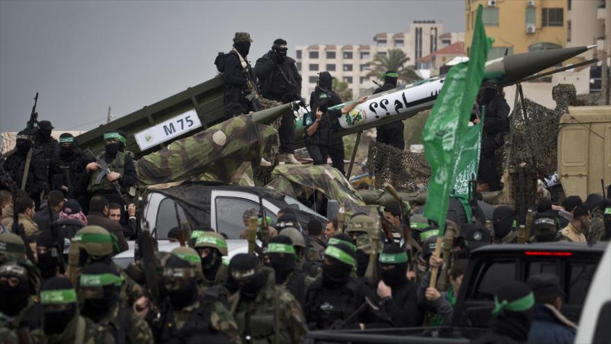 Combatientes de HAMAS presentan misil M-75 de fabricación propia en Gaza.