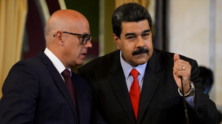 El presidente venezolano, Nicolás Maduro (dcha.), y su ministro de Comunicación, Jorge Rodríguez, en el palacio de Miraflores, 15 de febrero de 2018.