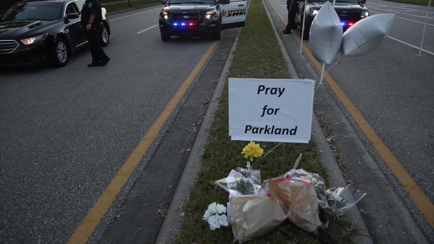 Agentes de la Policía estadounidense desplegados cerca del colegio Marjory Stoneman Douglas, Parkland, Florida, 17 de febrero de 2018.