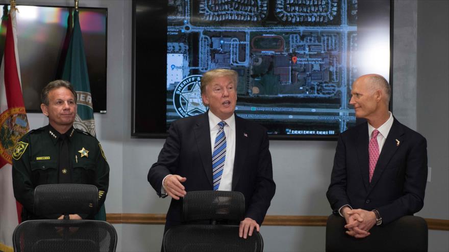 El presidente de EE.UU., Donald Trump (centro), visita la Oficina del Alguacil en Pompano Beach, en Florida, 16 de febrero de 2018.