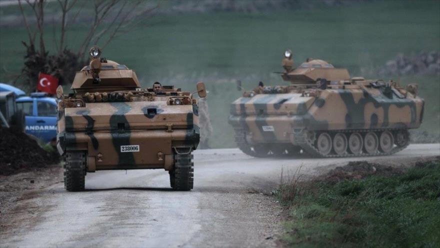 Vehículos blindados del Ejército de Turquía desplegados en la región de Afrin, en el norte de Siria.
